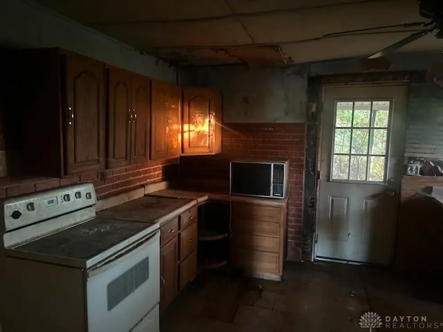 293 S Miami Ave, Xenia, OH 45385 - kitchen featuring white electric range oven and ceiling fan