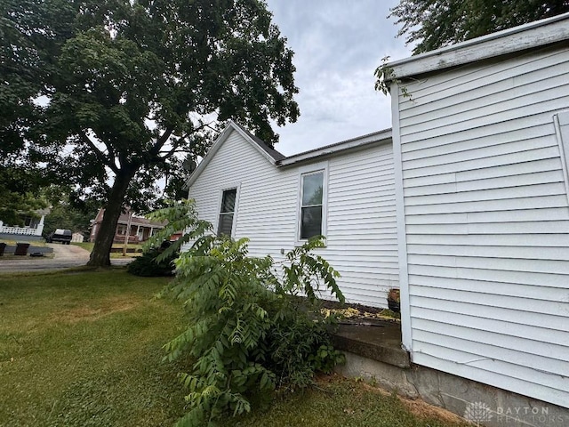 861 E Market St, Xenia, OH 45385 - view of side of property featuring a yard