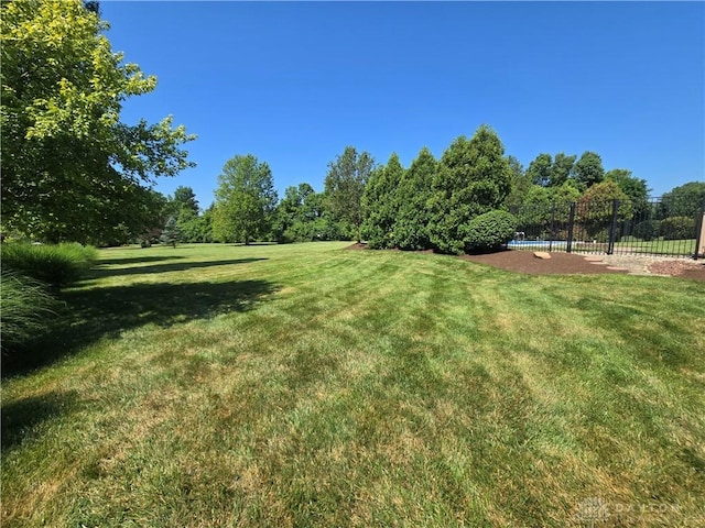1962 Fountain View Dr, Dayton, OH 45414 - view of yard