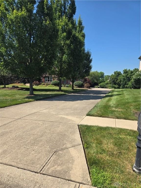 1962 Fountain View Dr, Dayton, OH 45414 - view of property's community featuring a lawn