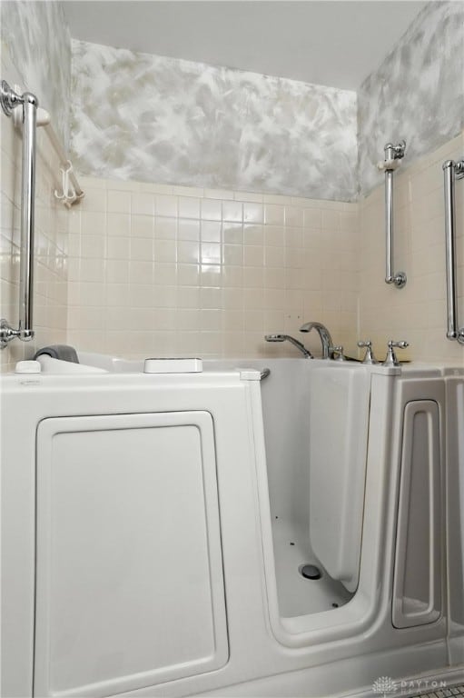 328 Shadywood Dr, Clayton, OH 45415 - bathroom featuring a bathtub