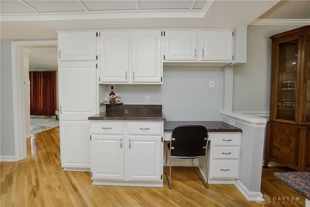 5975 Oakridge Dr, Hamilton, OH 45011 - office space featuring built in study area and light wood-style flooring