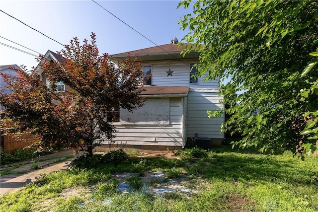 2005 Queen Ave, Middletown, OH 45044 - view of side of property featuring a central air condition unit