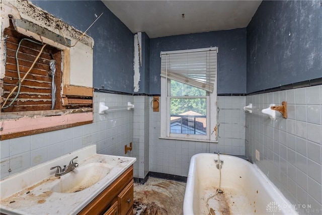2005 Queen Ave, Middletown, OH 45044 - full bathroom featuring tile walls, a bath, vanity, and a wainscoted wall