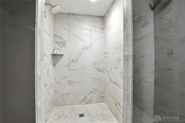 6885 Willow Creek Run, Liberty Twp, OH 45044 - bathroom featuring tiled shower