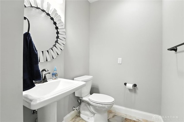 6885 Willow Creek Run, Liberty Twp, OH 45044 - bathroom featuring baseboards and marble finish floors