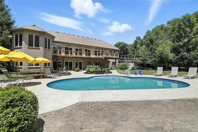 6885 Willow Creek Run, Liberty Twp, OH 45044 - swimming pool featuring a patio