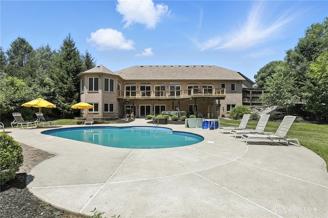 6885 Willow Creek Run, Liberty Twp, OH 45044 - outdoor pool featuring a patio