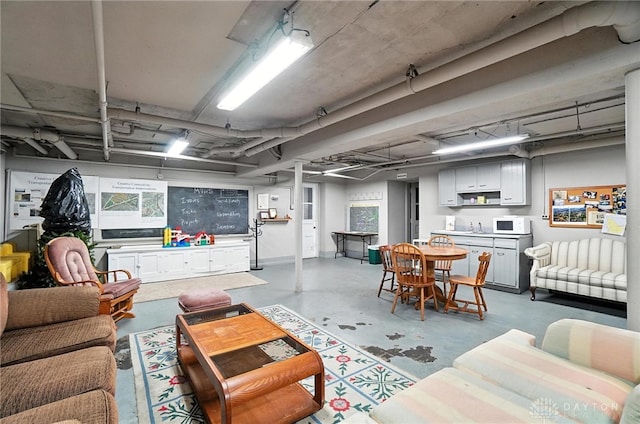 226 Mcdaniel St Unit 160, Dayton, OH 45405 - living room with finished concrete flooring and baseboards