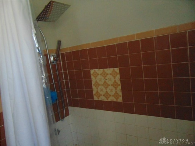 2628 Saint Charles Ave, Dayton, OH 45410 - bathroom view of tiled shower