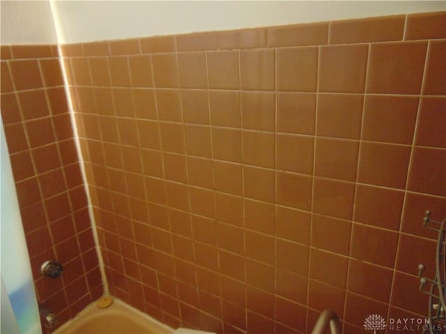 2628 Saint Charles Ave, Dayton, OH 45410 - full bathroom featuring bathtub / shower combination