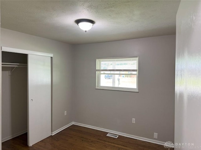 6686 Catskill Dr, Franklin, OH 45005 - unfurnished bedroom with dark wood-type flooring, a textured ceiling, and a closet