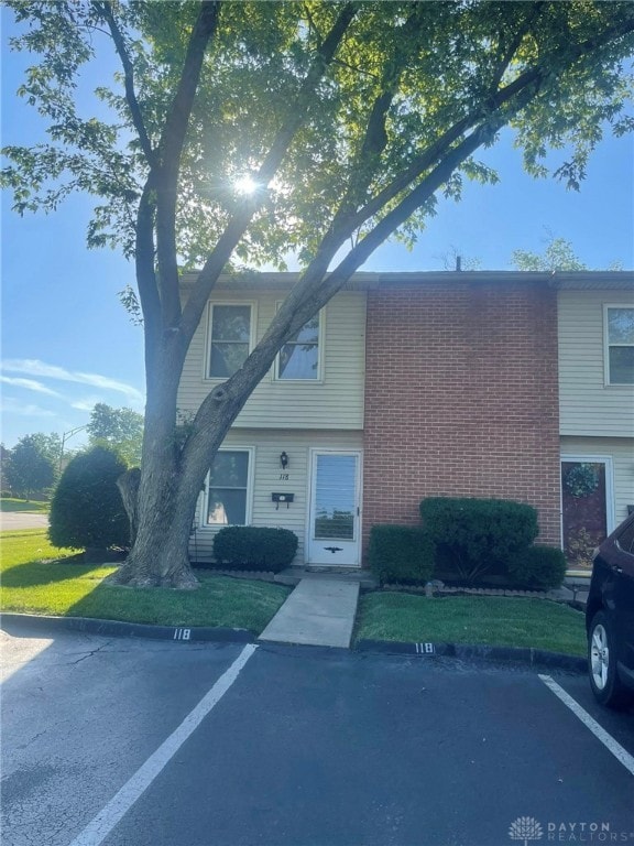 4512 Bonita Dr Unit 118, Middletown, OH 45044 - view of front facade featuring uncovered parking, brick siding, and a front lawn