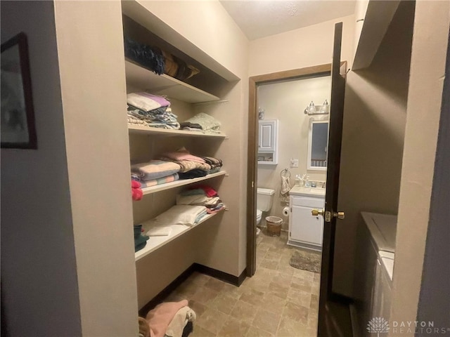 4512 Bonita Dr Unit 118, Middletown, OH 45044 - bathroom with vanity and toilet