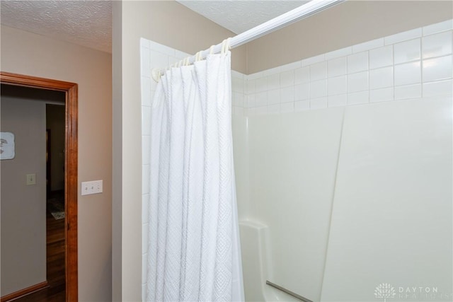 100 Timberwind Ln, Vandalia, OH 45377 - bathroom featuring a textured ceiling, a shower with curtain, and wood finished floors