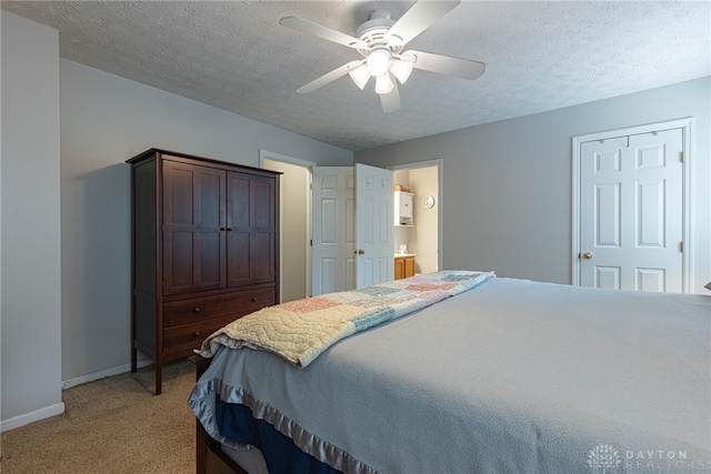 947 Stone Ridge Ln, Lebanon, OH 45036 - bedroom featuring light carpet, a textured ceiling, a ceiling fan, and ensuite bath