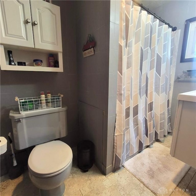 300 S Evans St, Saratoga, IN 47382 - full bath featuring tile walls and curtained shower