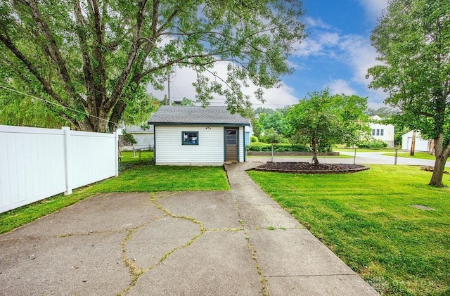 677 Ridgewood Ave, Hamilton, OH 45013 - view of yard featuring an outdoor structure