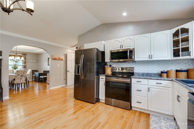 4095 N State Route 42, Waynesville, OH 45068 - kitchen with appliances with stainless steel finishes, a chandelier, arched walkways, lofted ceiling, and dark countertops