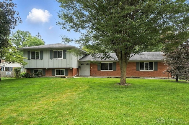 1360 Fenway Ct, Centerville, OH 45458 - split level home featuring board and batten siding, a front yard, and brick siding