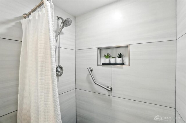 1572 Frontier Ct, Dayton, OH 45458 - full bath with a tile shower