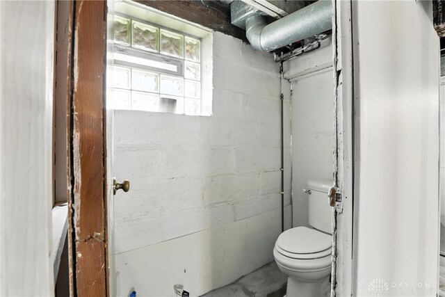 2594 Laura Ln, Norwood, OH 45212 - bathroom with toilet