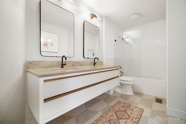525 Heatherwoode Cir, Springboro, OH 45066 - full bathroom with double vanity and washtub / shower combination