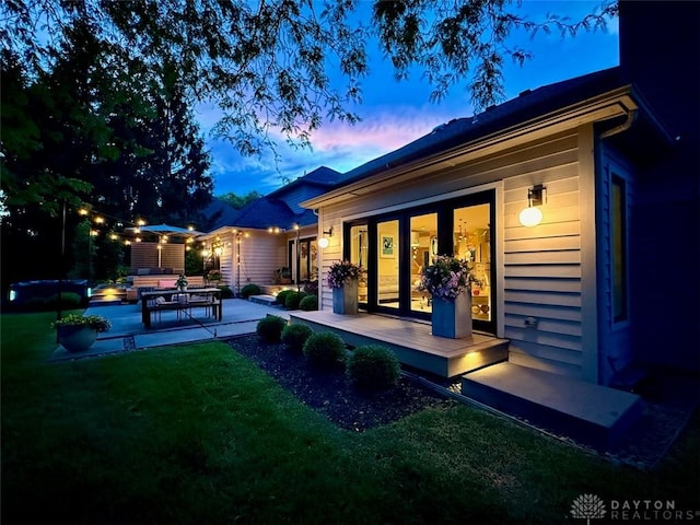 525 Heatherwoode Cir, Springboro, OH 45066 - back of house at dusk featuring a yard, a patio area, and a deck