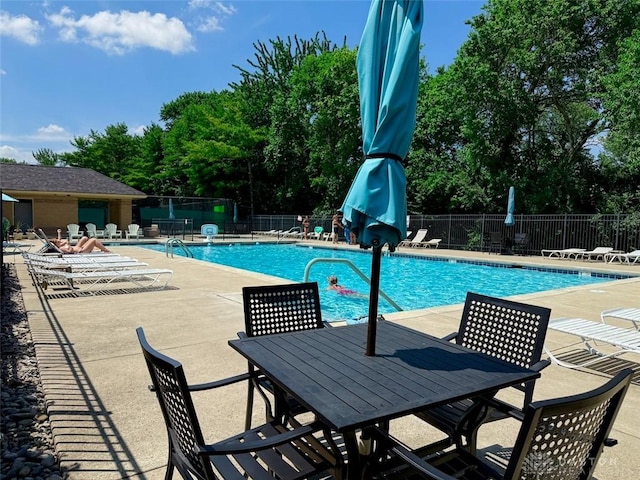 525 Heatherwoode Cir, Springboro, OH 45066 - community pool with a patio area and view of scattered trees