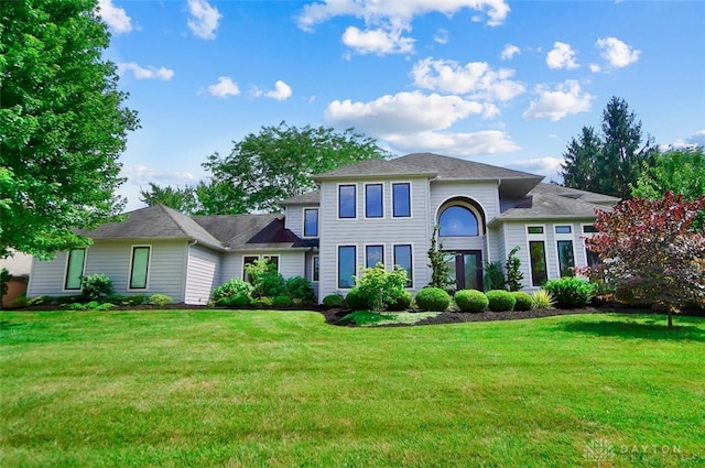 525 Heatherwoode Cir, Springboro, OH 45066 - view of front facade featuring a front lawn