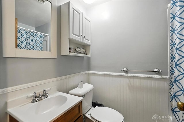 407 Overla Blvd, Englewood, OH 45322 - full bath with a wainscoted wall, vanity, and a shower with curtain
