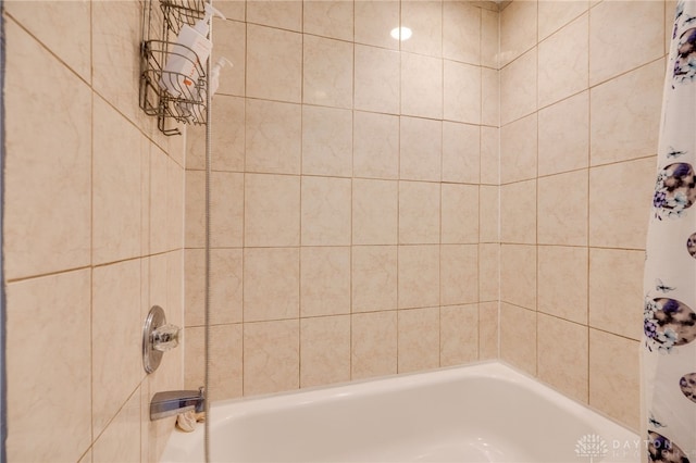 3521 E 4th St, Dayton, OH 45403 - full bathroom with shower / tub combo with curtain