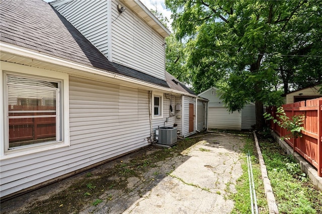 3521 E 4th St, Dayton, OH 45403 - view of yard with a storage unit