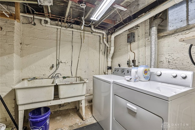 15 Harrison St, Middletown, OH 45042 - washroom with washing machine and clothes dryer