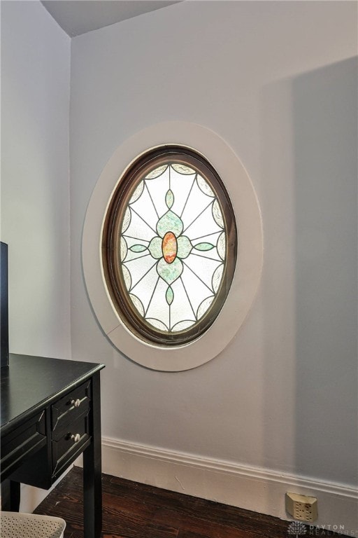 15 Harrison St, Middletown, OH 45042 - detailed view of baseboards and wood finished floors