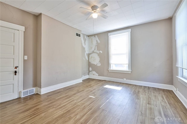 578 Considine Ave, Cincinnati, OH 45205 - unfurnished room featuring healthy amount of natural light, light wood finished floors, and a ceiling fan