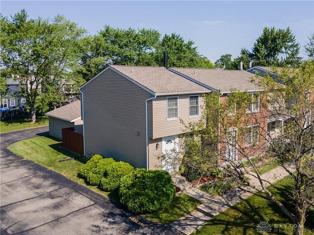 6235 Pheasant Hill Rd, Dayton, OH 45424 - view of side of property featuring roof with shingles