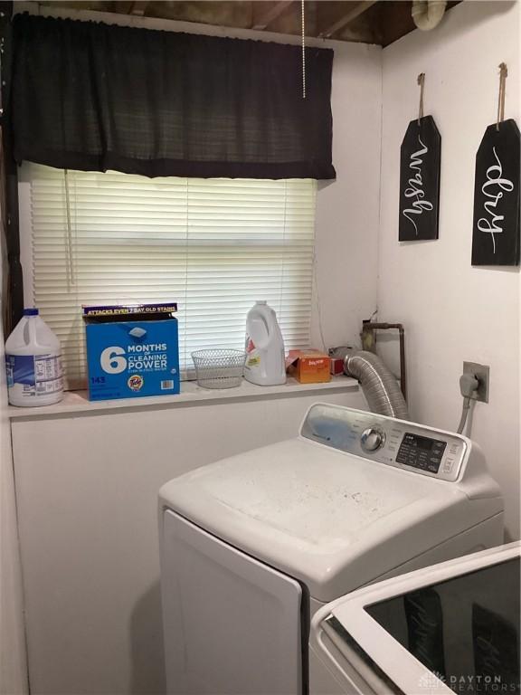 150 Lexington Farm Rd, Englewood, OH 45322 - laundry area featuring washing machine and clothes dryer