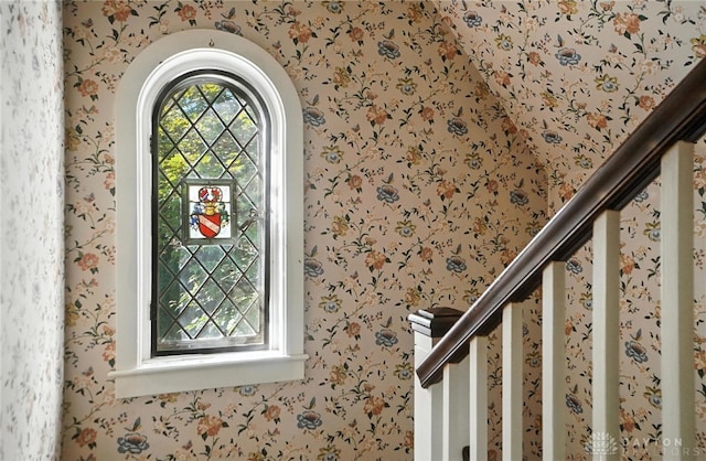 715 E Schantz Ave, Oakwood, OH 45419 - detailed view of wallpapered walls