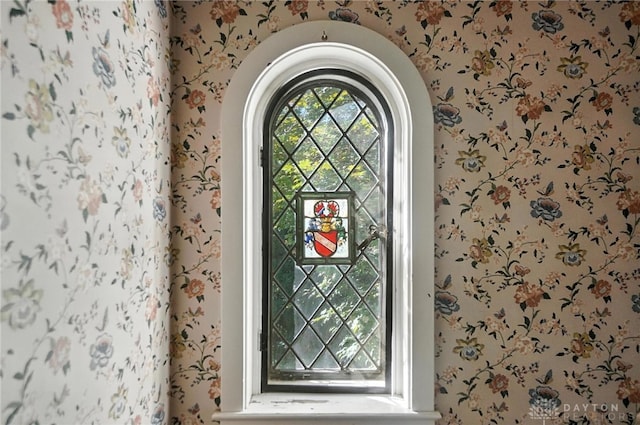 715 E Schantz Ave, Oakwood, OH 45419 - detailed view of arched walkways and wallpapered walls