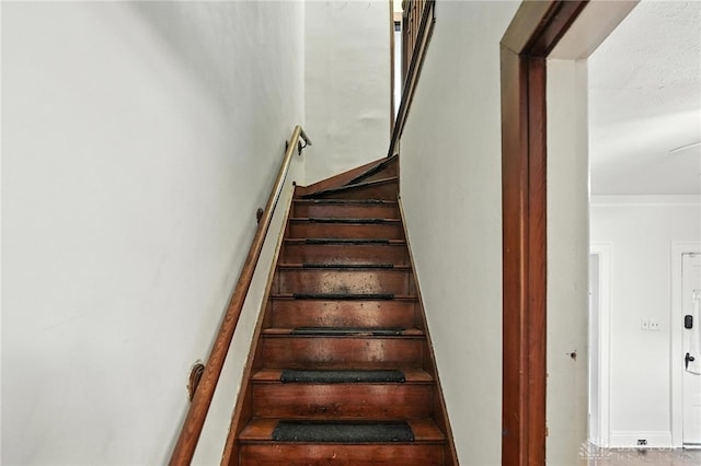 38-40 Greenwood Ave, Dayton, OH 45410 - view of staircase