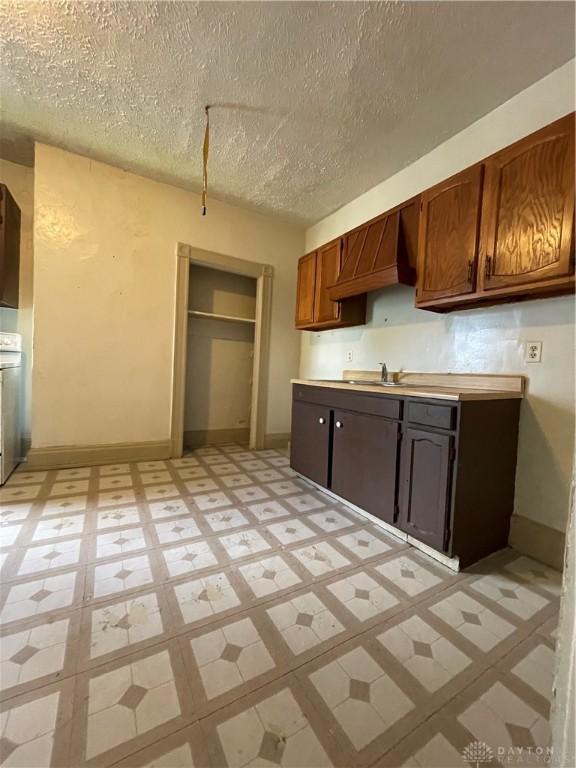419 Baltimore St, Middletown, OH 45044 - kitchen with light countertops, light flooring, and a textured ceiling