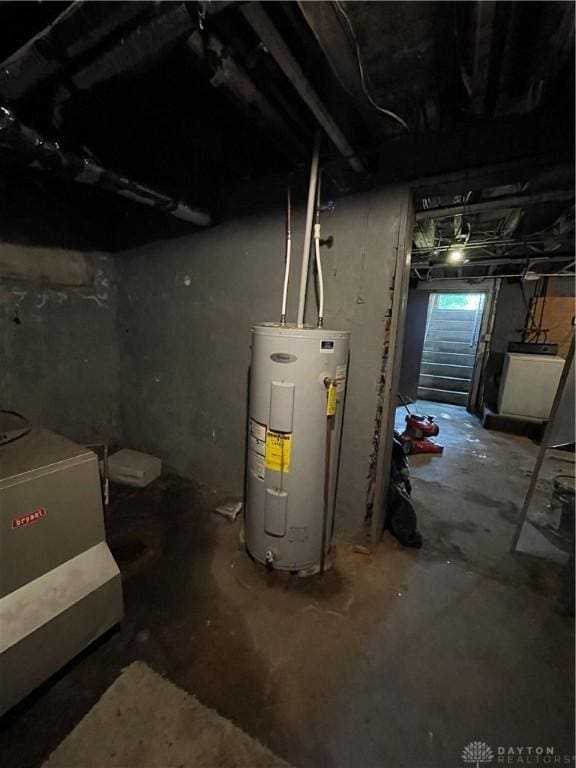 419 Baltimore St, Middletown, OH 45044 - below grade area featuring electric water heater and washer / clothes dryer