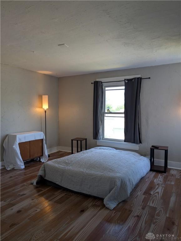 633 Taylor St, Dayton, OH 45404 - bedroom with wood finished floors and baseboards