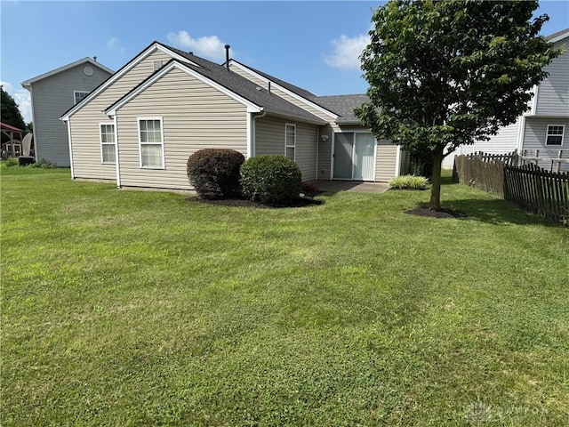 3509 Brian Ct, Middletown, OH 45044 - rear view of property featuring a shingled roof