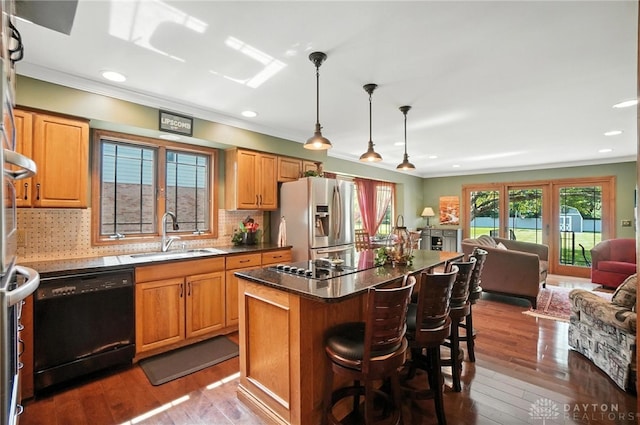 95 Sycamore Creek Dr, Springboro, OH 45066 - kitchen with black appliances, open floor plan, plenty of natural light, crown molding, and a breakfast bar area