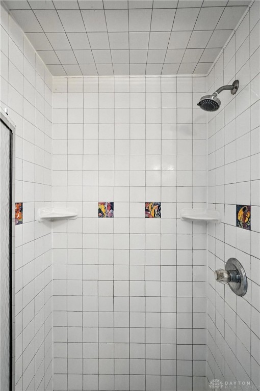 3755 Everett Dr, Loveland, OH 45140 - full bathroom with tiled shower