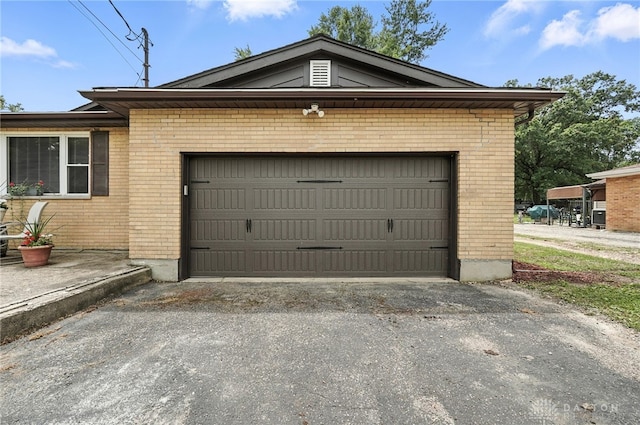 3755 Everett Dr, Loveland, OH 45140 - garage featuring asphalt driveway