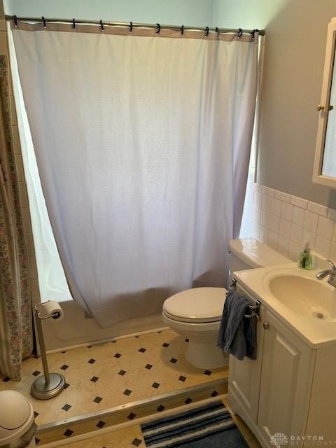 8120 Lawrence Dr, West Chester, OH 45069 - full bathroom featuring toilet and vanity