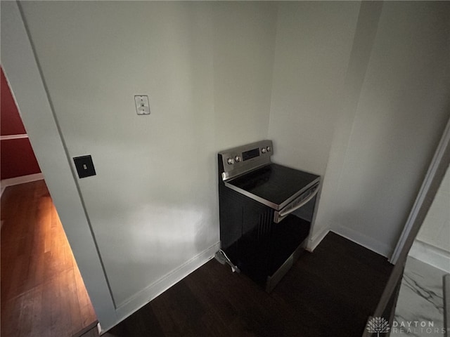 725 Sunnyview Ave, Dayton, OH 45406 - detailed view of electric stove and wood finished floors